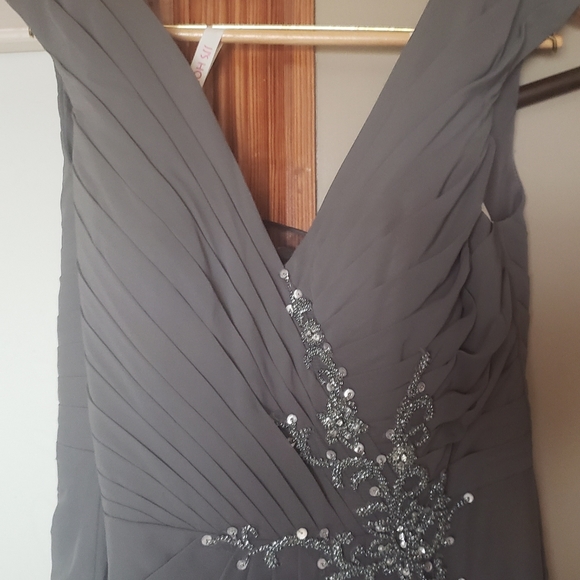 Formal dress - Picture 3 of 7